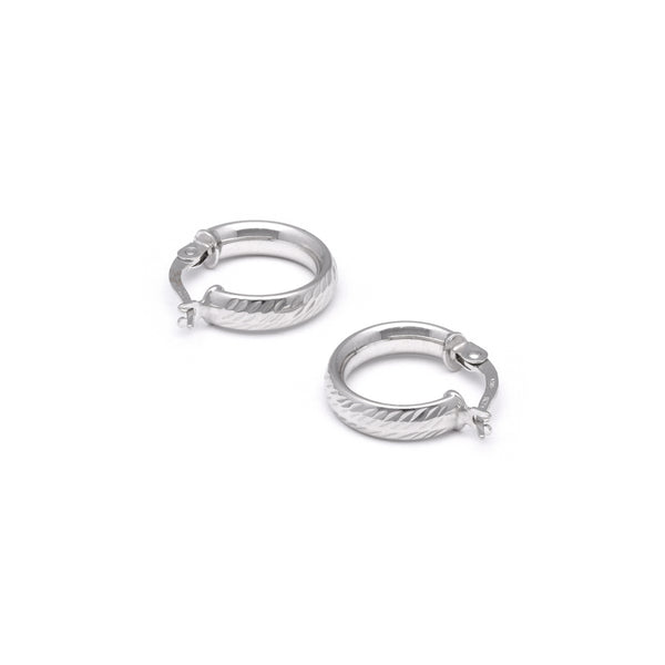 Arracadas martilladas huecas en oro blanco 14 kilates.