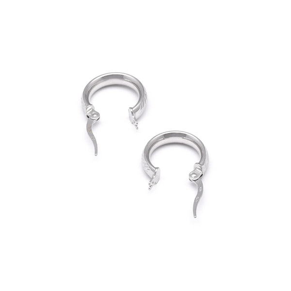 Arracadas martilladas huecas en oro blanco 14 kilates.