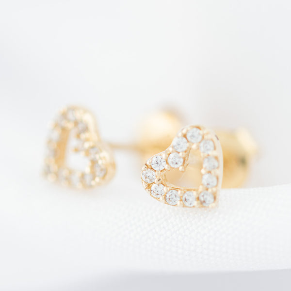 Aretes diseño especial motivo corazón con circonias en oro amarillo 14 kilates.