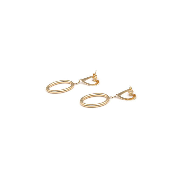 Aretes calados con colgantes motivo corazón en oro amarillo 14 kilates.