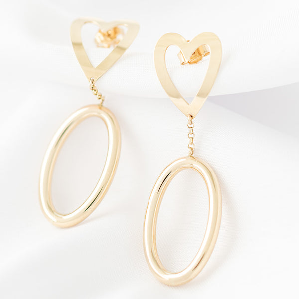 Aretes calados con colgantes motivo corazón en oro amarillo 14 kilates.