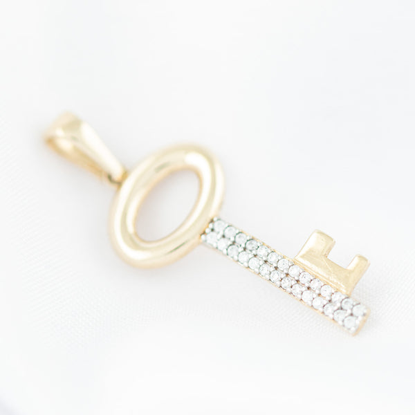 Dije diseño especial motivo llave con circonias en oro amarillo 14 kilates.