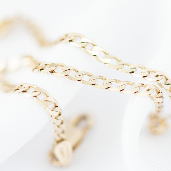 Pulsera eslabón barbado en oro amarillo 14 kilates.