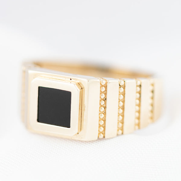 Anillo tipo sello con sintético en oro amarillo 14 kilates.
