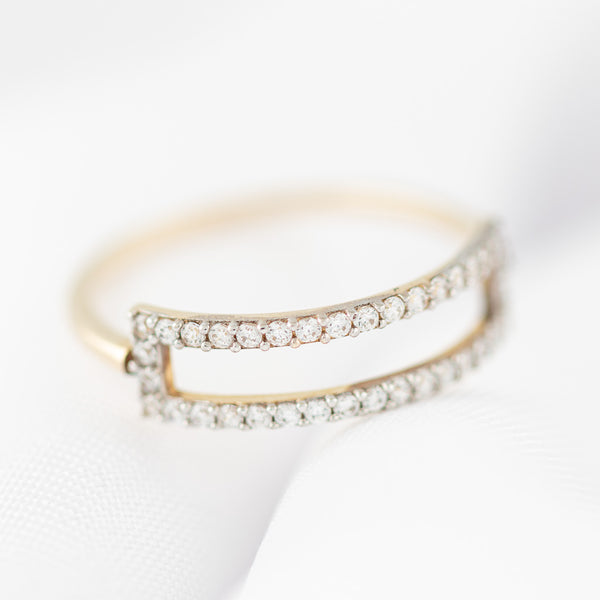 Anillo calado con circonias en oro amarillo 14 kilates.