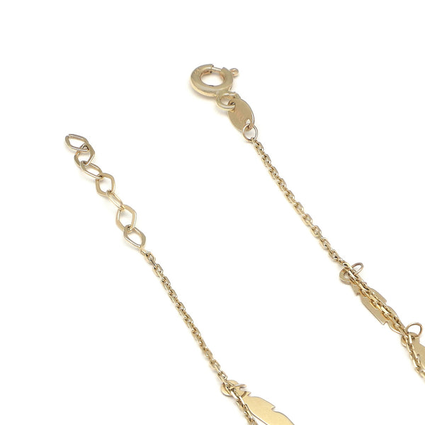 Pulsera eslabón cruzado con colgantes motivo plumas en oro amarillo 14 kilates.