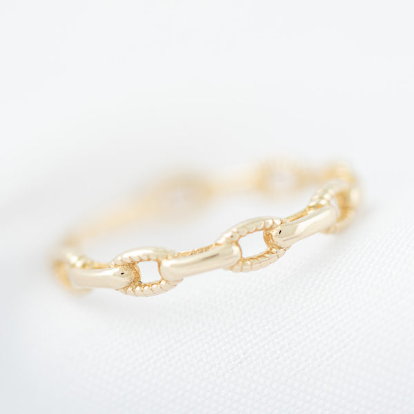 Anillo diseño especial en oro amarillo 14 kilates.