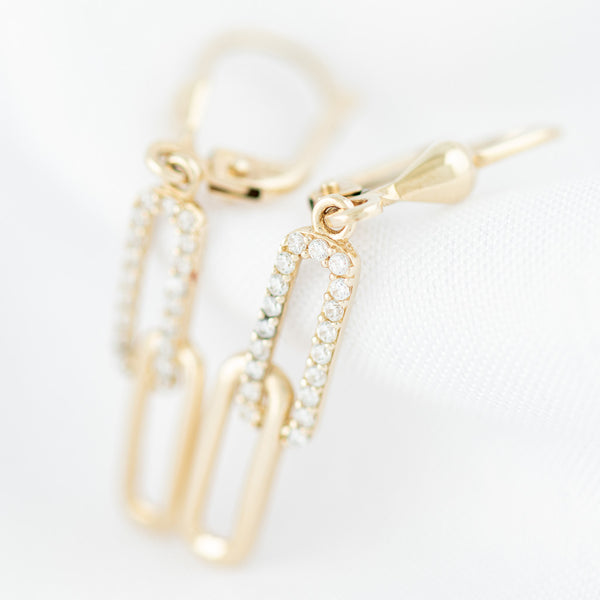 Aretes calados con colgantes y circonias en oro amarillo 14 kilates.