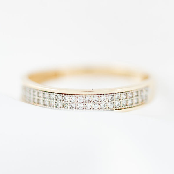 Anillo diseño especial con sintéticos en oro amarillo 14 kilates.