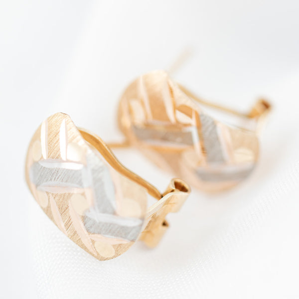 Aretes diseño especial en oro amarillo 14 kilates.