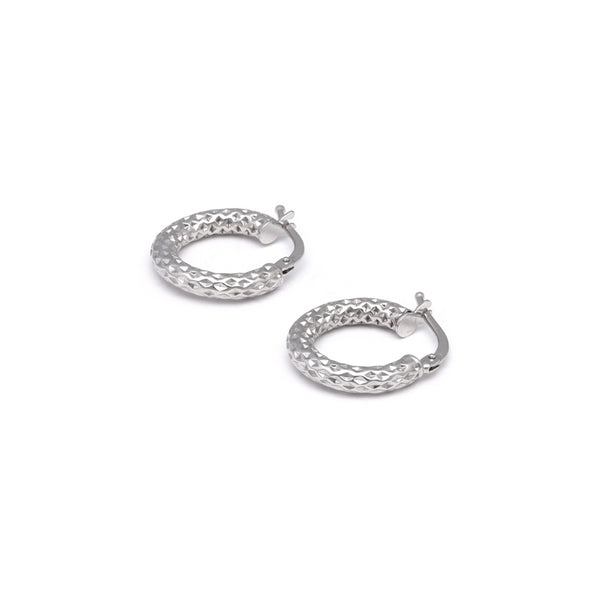 Arracadas martilladas huecas en oro blanco 14 kilates.