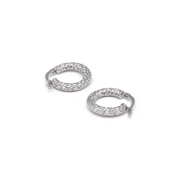 Arracadas martilladas huecas en oro blanco 14 kilates.