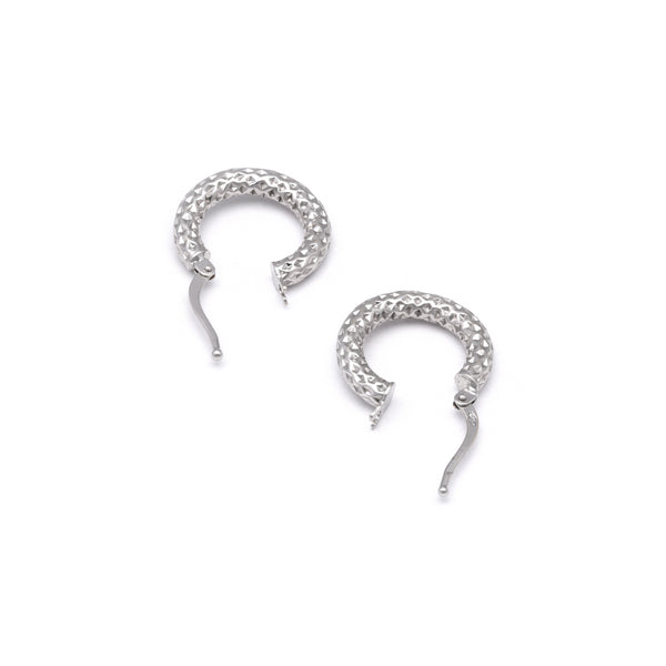 Arracadas martilladas huecas en oro blanco 14 kilates.