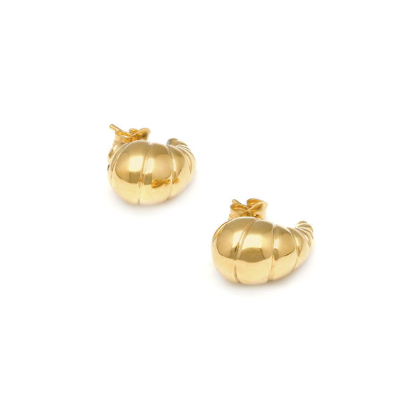 Aretes acanalados motivo caracol en oro amarillo 14 kilates.