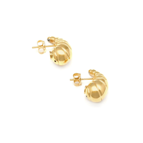 Aretes acanalados motivo caracol en oro amarillo 14 kilates.