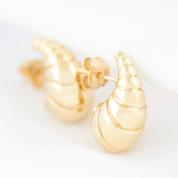 Aretes acanalados motivo caracol en oro amarillo 14 kilates.