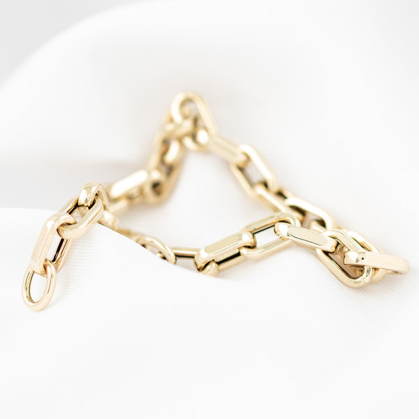 Pulsera eslabón cruzado en oro amarillo 14 kilates.