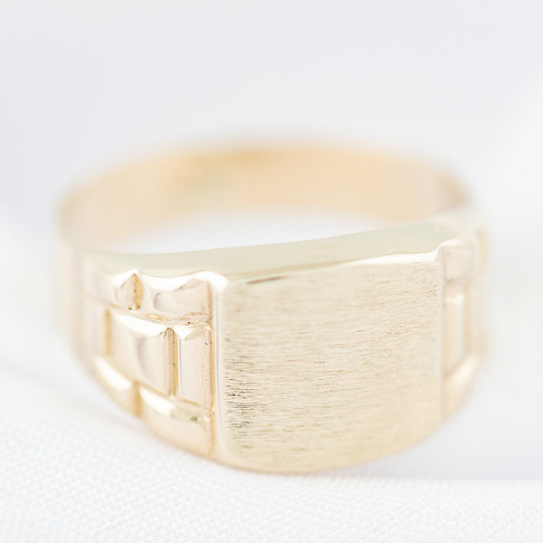Anillo tipo sello en oro amarillo 14 kilates.