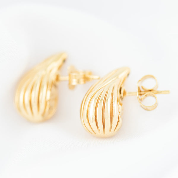 Aretes acanalados motivo gota en oro amarillo 14 kilates.