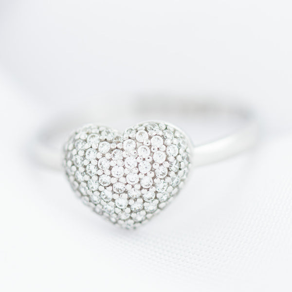 Anillo diseño especial motivo corazón con circonias en oro blanco 14 kilates.