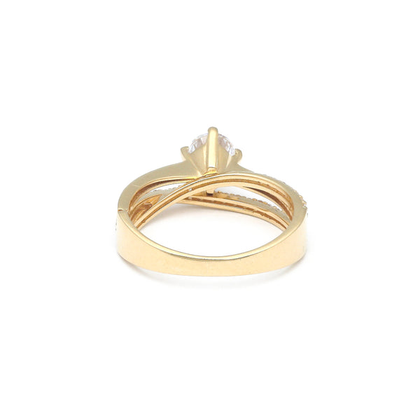 Anillo de compromiso con circonias en oro amarillo 14 kilates.