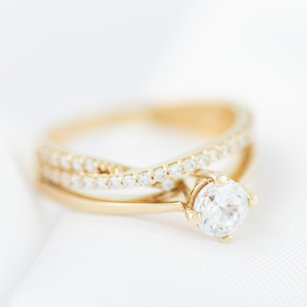 Anillo de compromiso con circonias en oro amarillo 14 kilates.