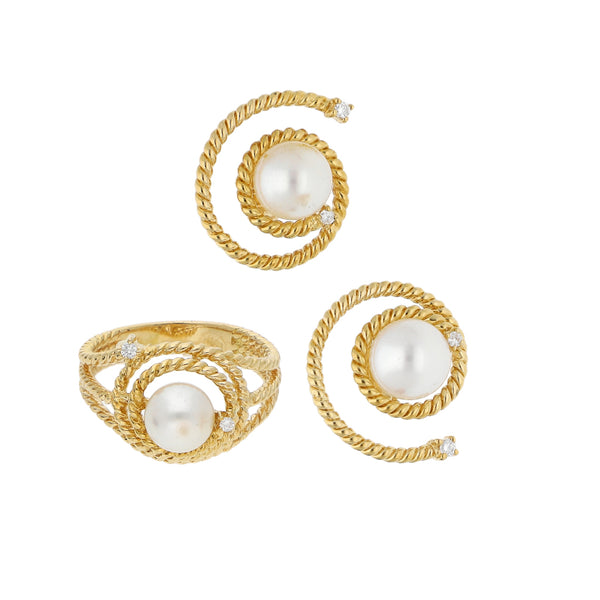 Juego de anillo y broqueles trenzados con diamantes y perla en oro amarillo 18 kilates.