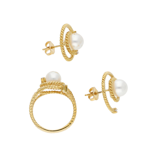 Juego de anillo y broqueles trenzados con diamantes y perla en oro amarillo 18 kilates.