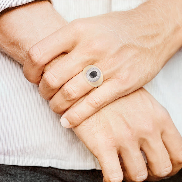 Anillo diseño especial con diamantes y zafiro en oro dos tonos 12 kilates.
