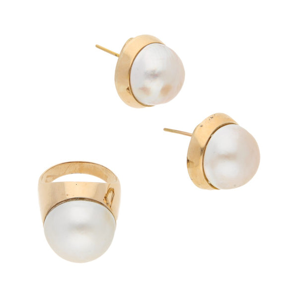 Juego de anillo y aretes diseño especial con medias perlas en oro amarillo 12 kilates.