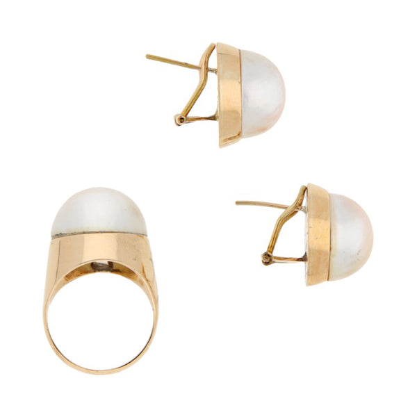 Juego de anillo y aretes diseño especial con medias perlas en oro amarillo 12 kilates.