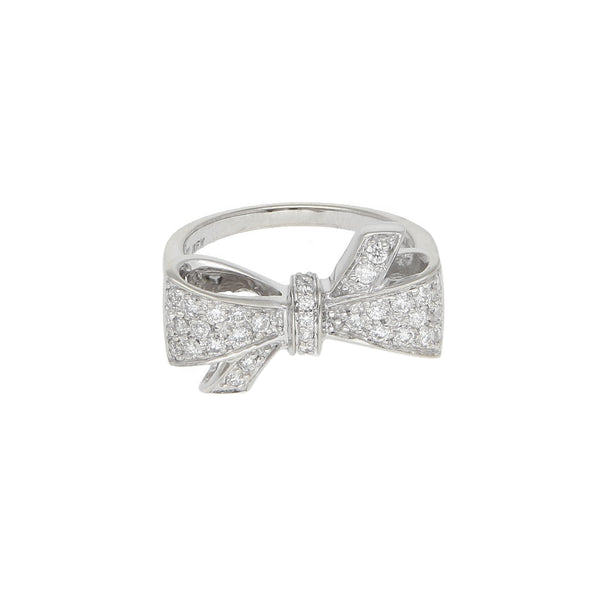 Anillo diseño especial con diamantes motivo moño en oro blanco 14 kilates.