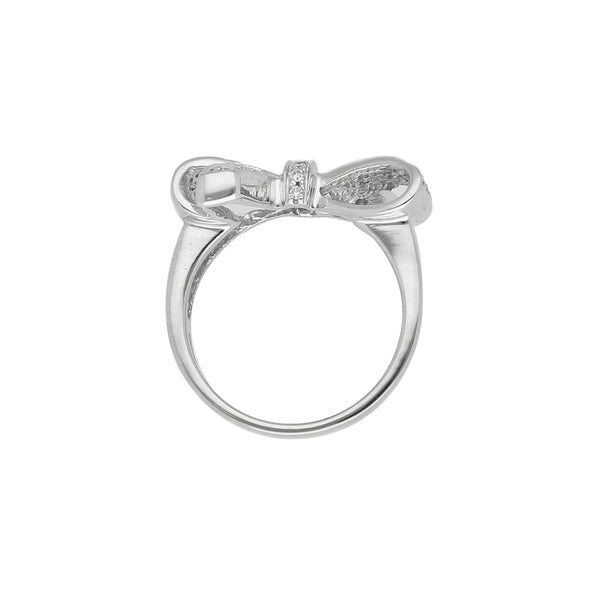 Anillo diseño especial con diamantes motivo moño en oro blanco 14 kilates.