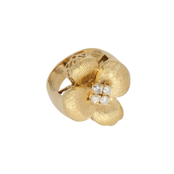 Anillo diseño especial motivo Flor con diamantes en oro amarillo 16 kilates.