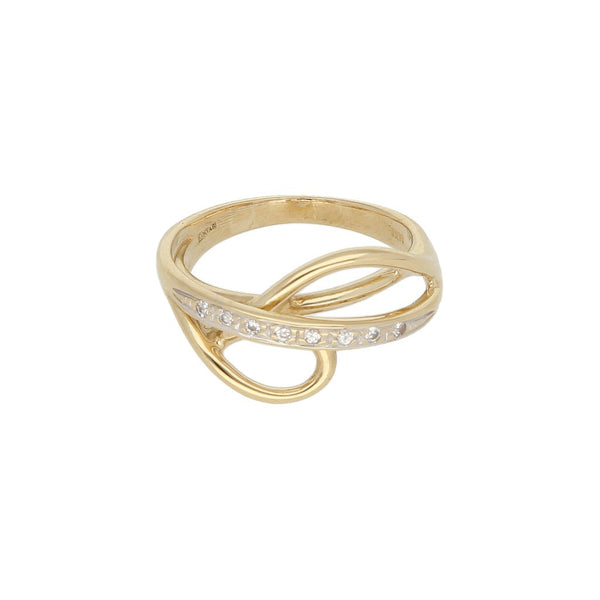 Anillo ondulado con circonias en oro amarillo 14 kilates.