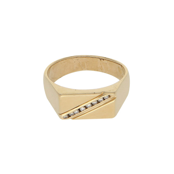 Anillo tipo sello con diamantes en oro amarillo 14 kilates.