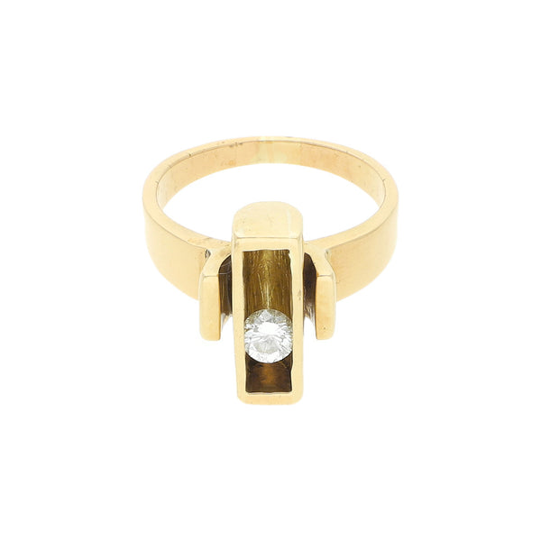 Anillo diseño especial con diamante en oro amarillo 21 kilates.