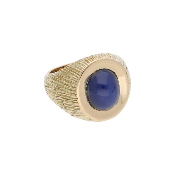 Anillo labrado con zafiro estrella en oro amarillo 14 kilates.