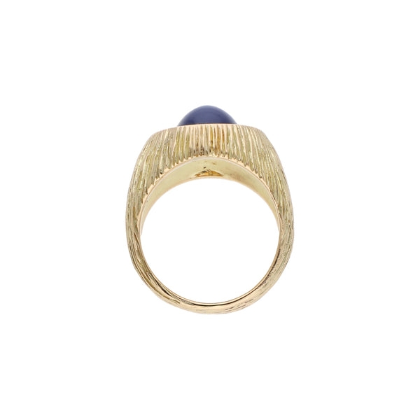 Anillo labrado con zafiro estrella en oro amarillo 14 kilates.