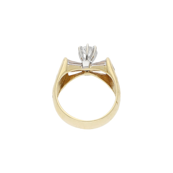 Anillo diseño especial con sintéticos y esmalte en oro amarillo 14 kilates.