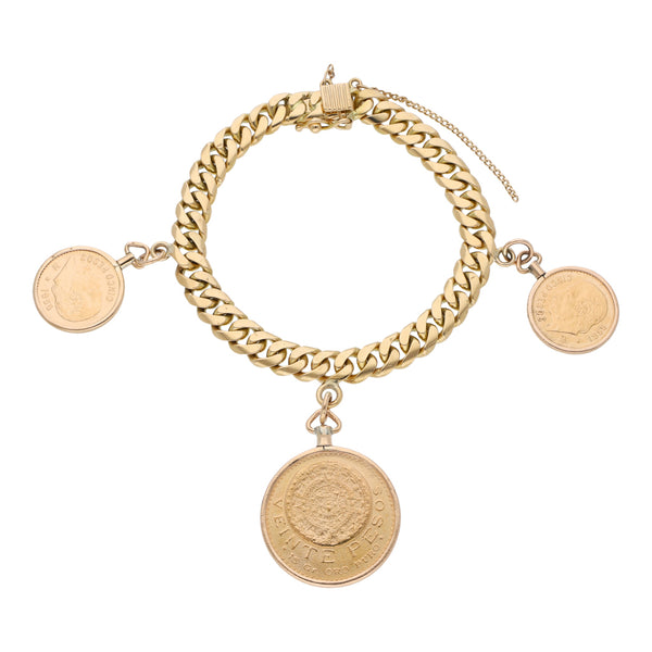 Pulsera eslabón barbado con una moneda de veinte pesos y dos monedas de cinco pesos oro mexicano 21.6 kilates en oro amarillo 18 kilates.