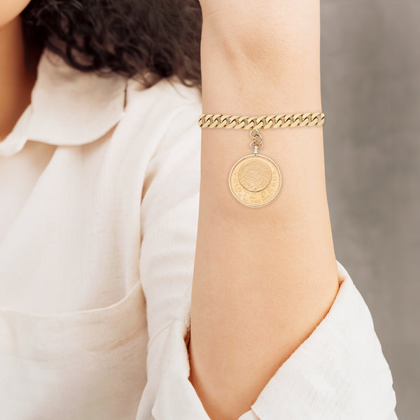 Pulsera eslabón barbado con una moneda de veinte pesos y dos monedas de cinco pesos oro mexicano 21.6 kilates en oro amarillo 18 kilates.