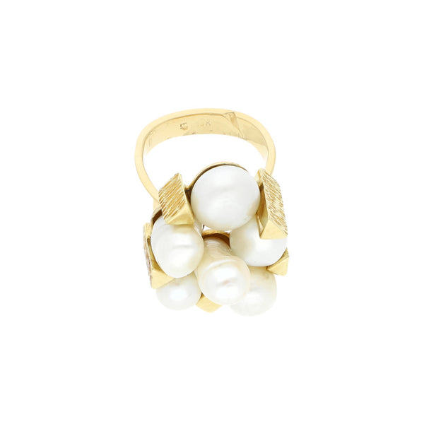 Anillo diseño especial con perlas en oro amarillo 18 kilates.