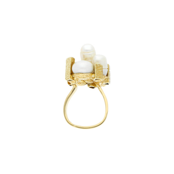 Anillo diseño especial con perlas en oro amarillo 18 kilates.