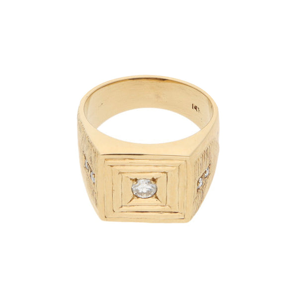 Anillo tipo sello con diamantes en oro amarillo 14 kilates.