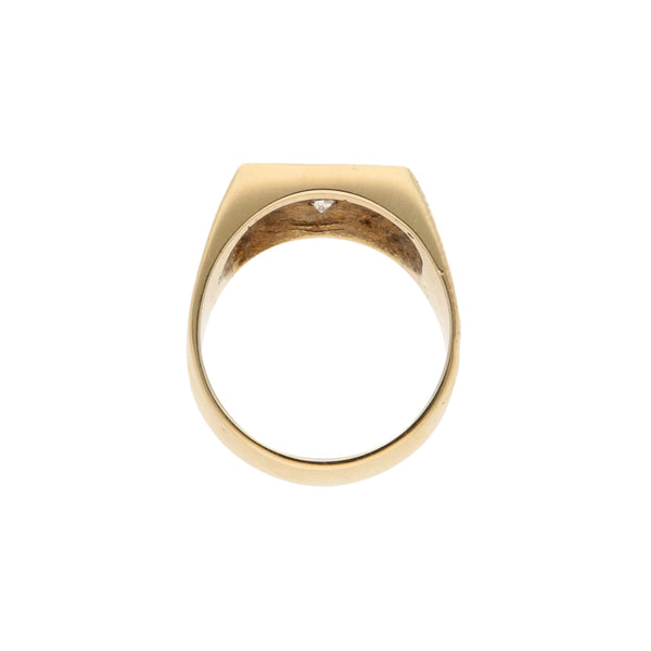 Anillo tipo sello con diamantes en oro amarillo 14 kilates.
