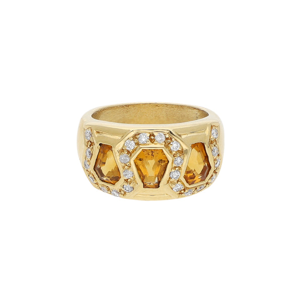 Anillo diseño especial con diamantes y sintéticos en oro amarillo 18 kilates.