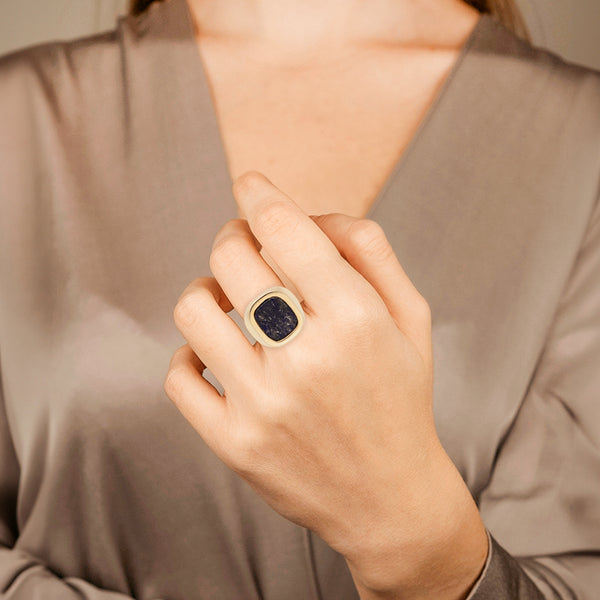 Anillo tipo sello con lapislazuli en oro amarillo 12 kilates.