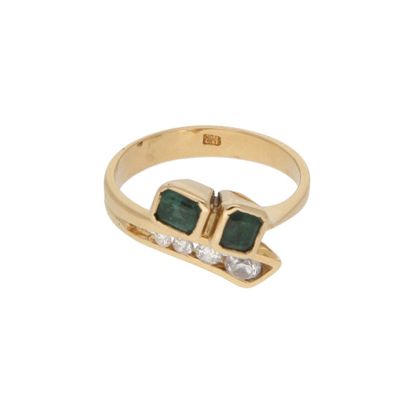 Anillo ondulado con sintéticos en oro amarillo 18 kilates.