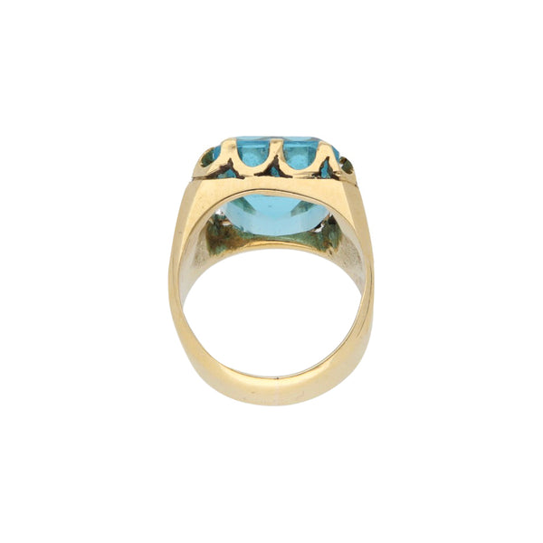 Anillo diseño especial con sintético en oro amarillo 14 kilates.